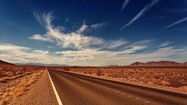 沙漠间的唯美公路