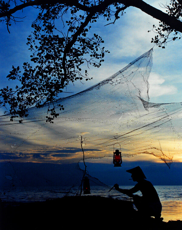 渔夫织网图片