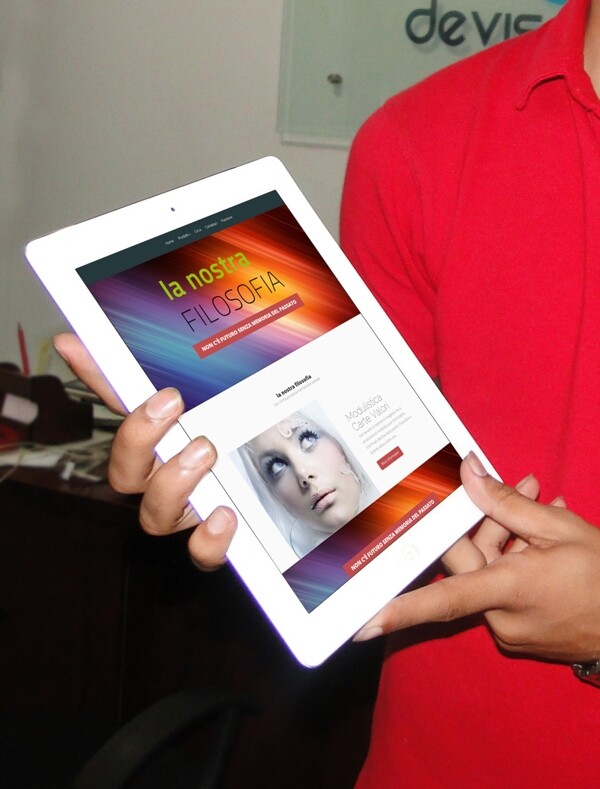 免費(fèi)PSD手持IPad樣機(jī)