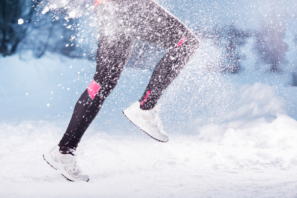 雪地跑步健身的女人图片