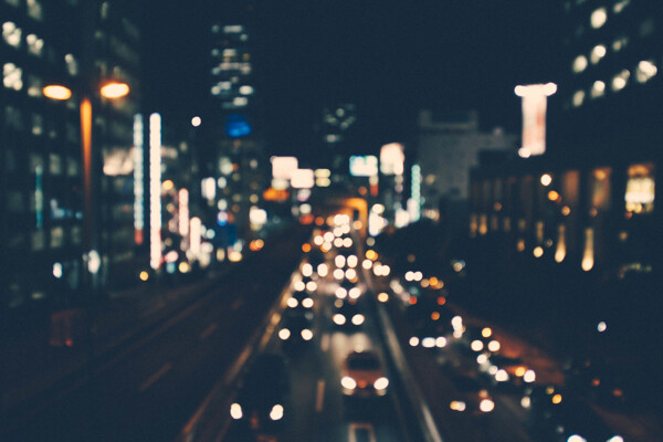 夜晚城市道路风景图片