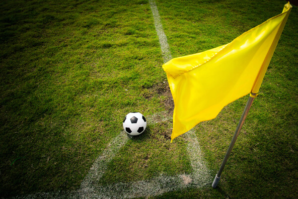 草地上的旗帜与足球