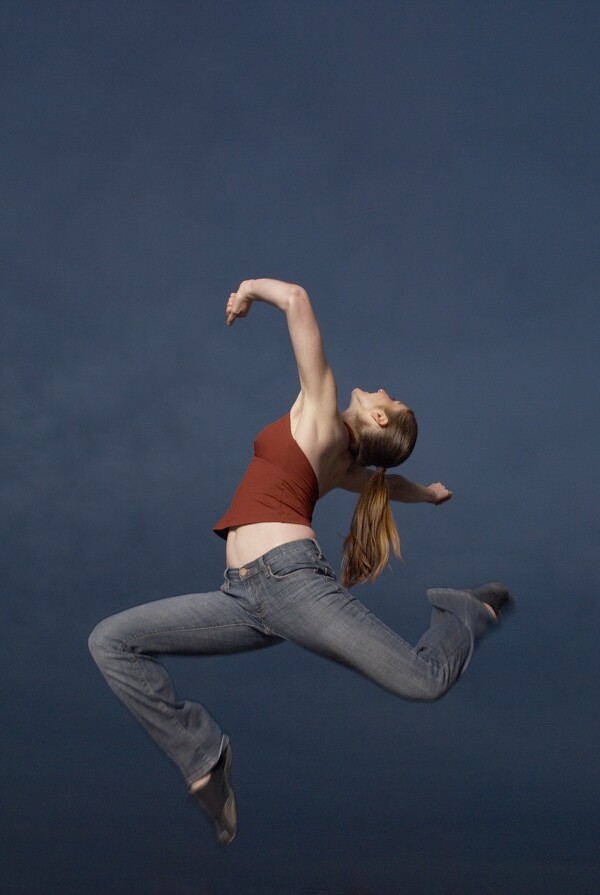 腾空跳跃的外国美女舞蹈演员图片