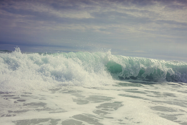 翻滚的海浪图片