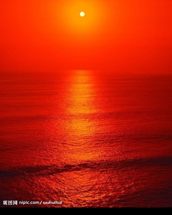 夕陽下大海圖片