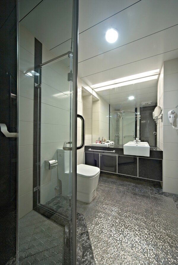 现代简约浴室磨砂地板室内装修效果图