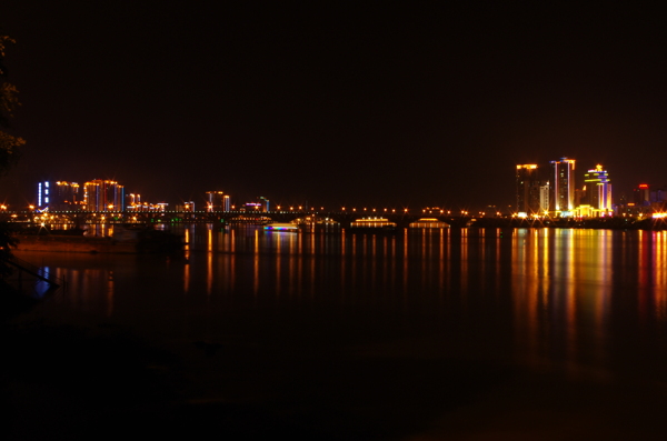 清遠(yuǎn)雨后夜景圖片