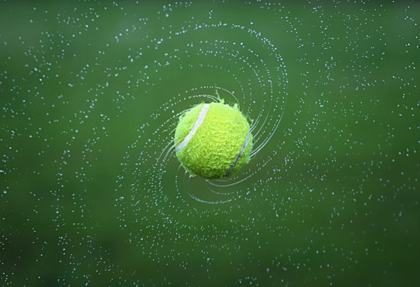 旋转网球图片