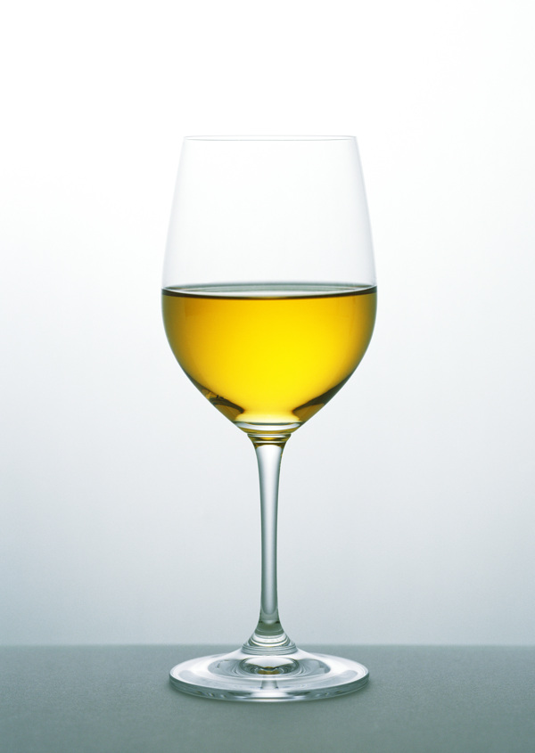 玻璃酒杯与洋酒图片