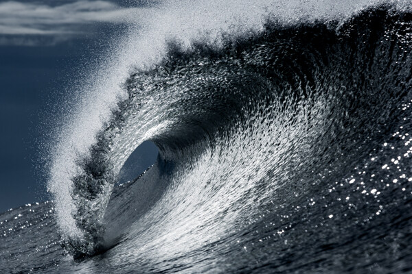 海面凶猛的巨浪