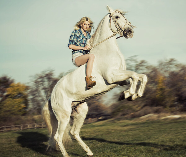 骑白马的美女图片