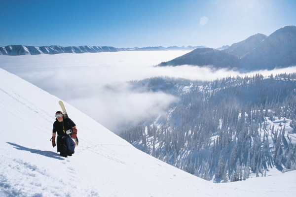 登山的滑雪运动员高清图片