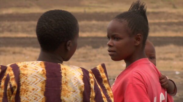 非洲妇女抱着孩子走股票视频