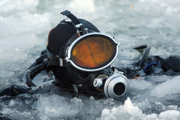 冰下潜水图片