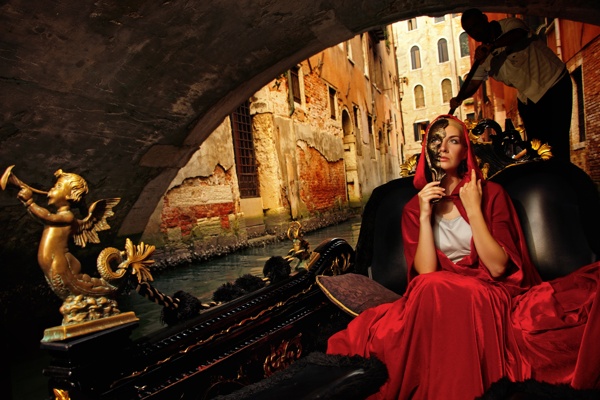 威尼斯小船上的美女图片