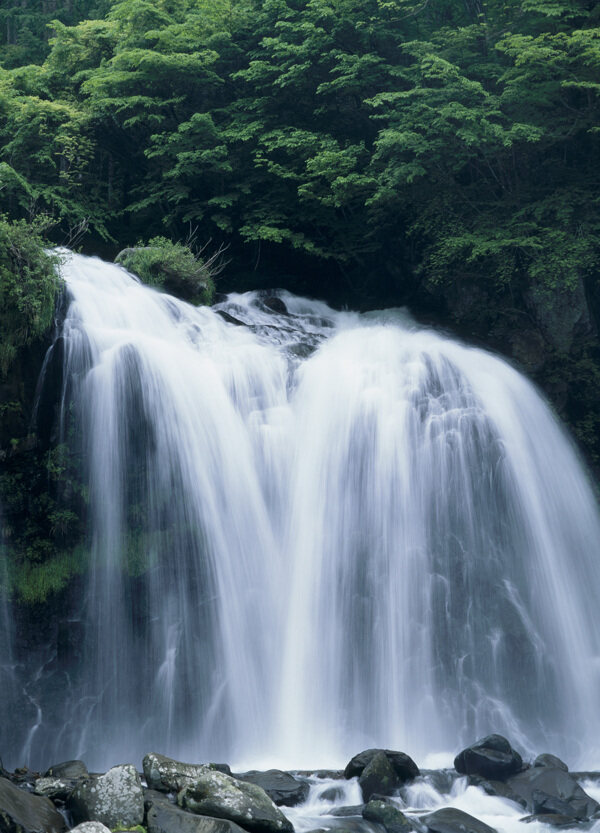 高山流水瀑布景色图片