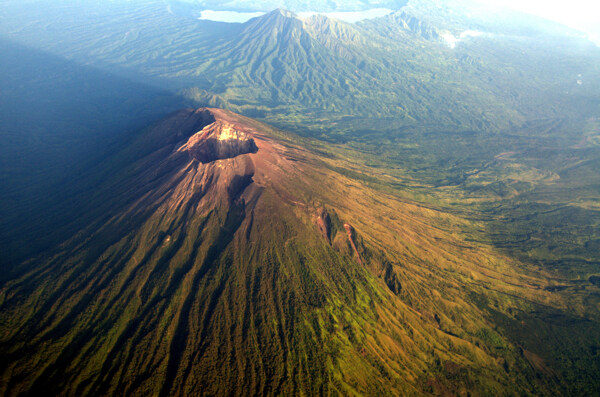 高空拍摄火山