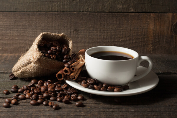麻袋倒出来的咖啡豆与咖啡图片