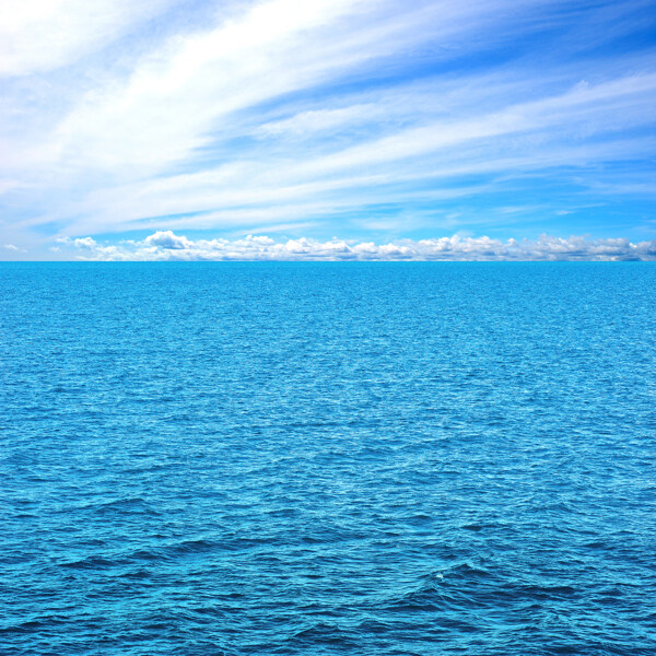 深蓝色的大海与天空风景图片