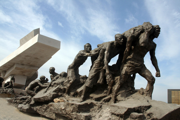 唐山地震纪念雕塑图片
