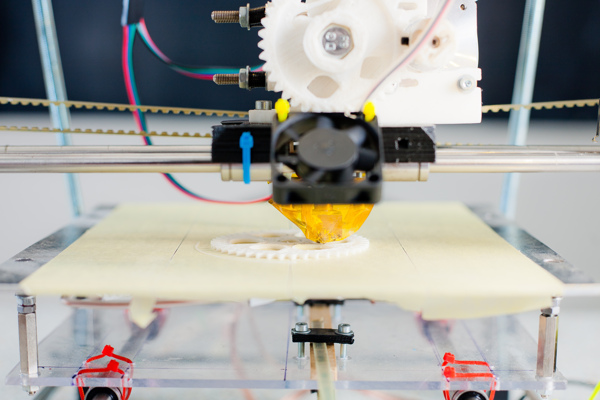 正在打印齿轮的3D打印机图片