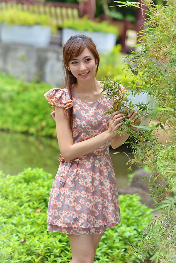 碎花裙美女圖片