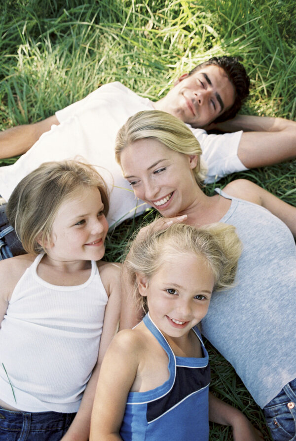 躺在草地上的幸福家庭图片
