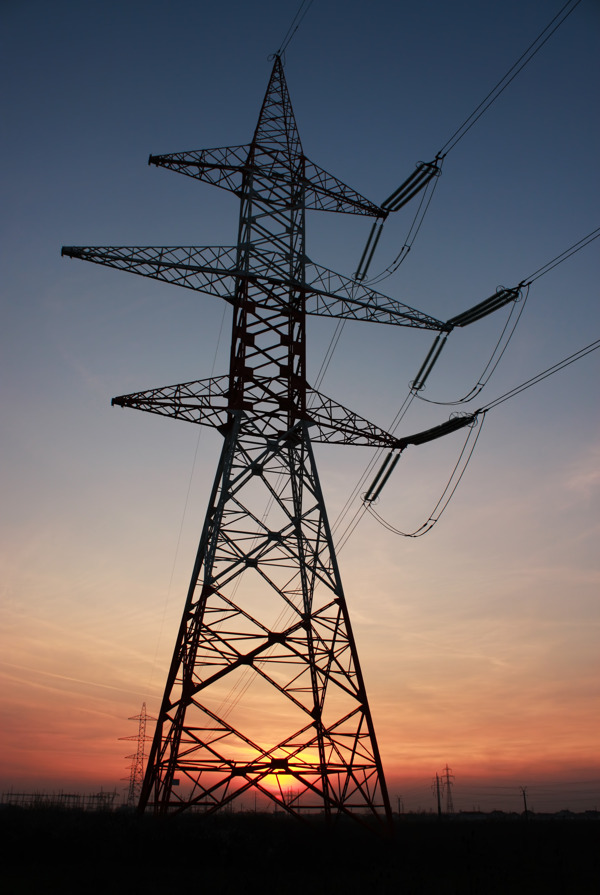 高壓電柱在日落