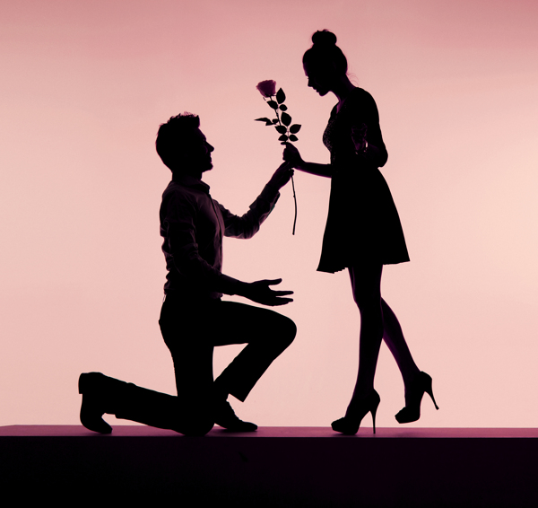 拿玫瑰求婚的情侣图片