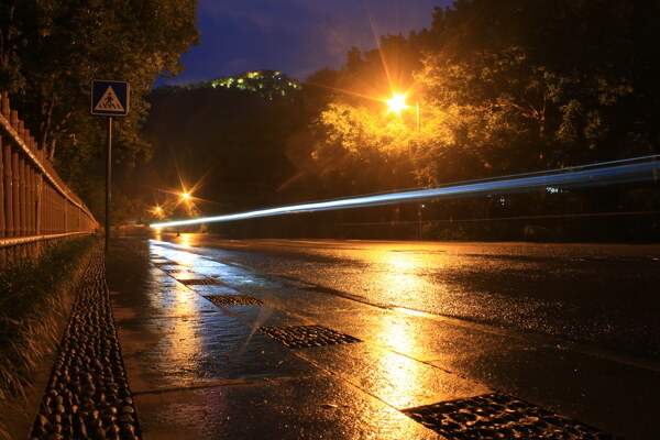 下雨时的城市道路湿水路面图片