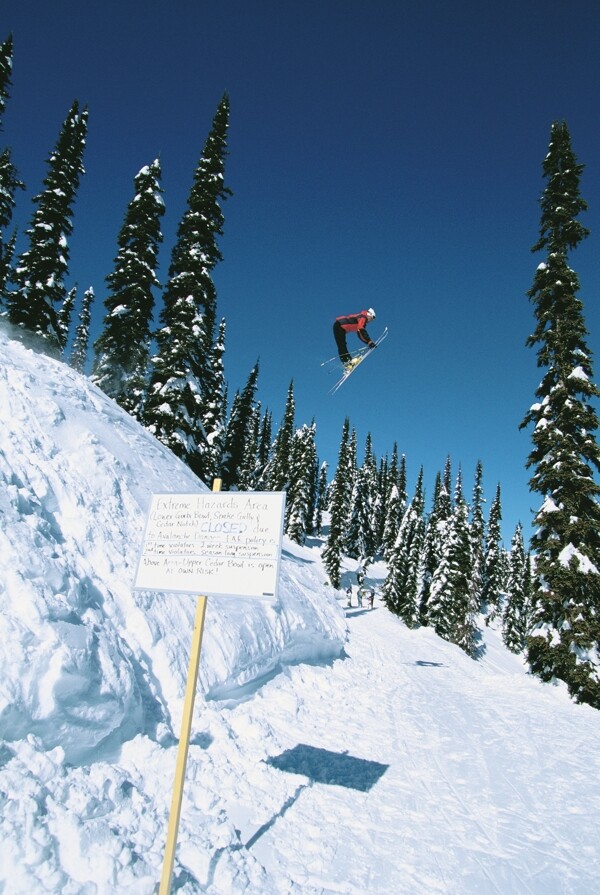 腾空飞跃的滑雪运动员高清图片