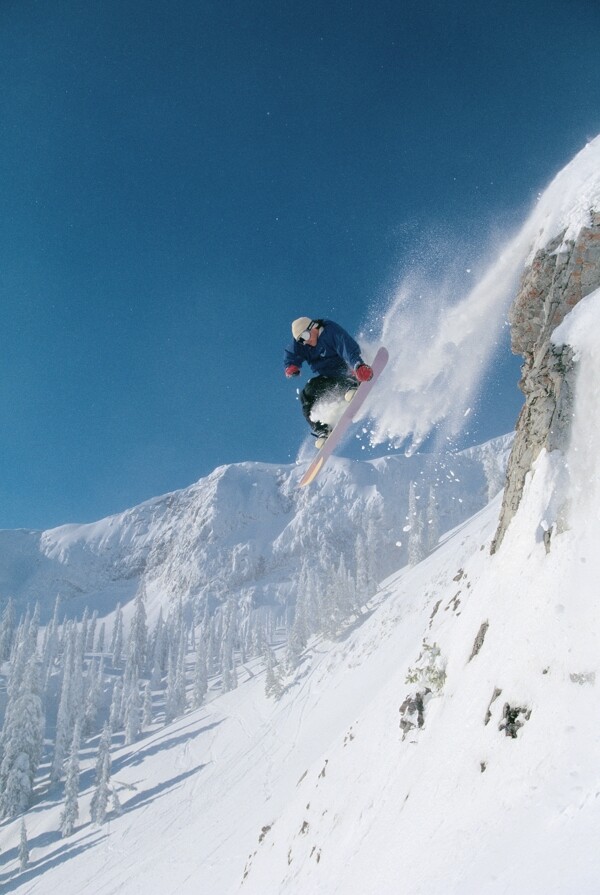 飞跃的滑雪运动员高清图片