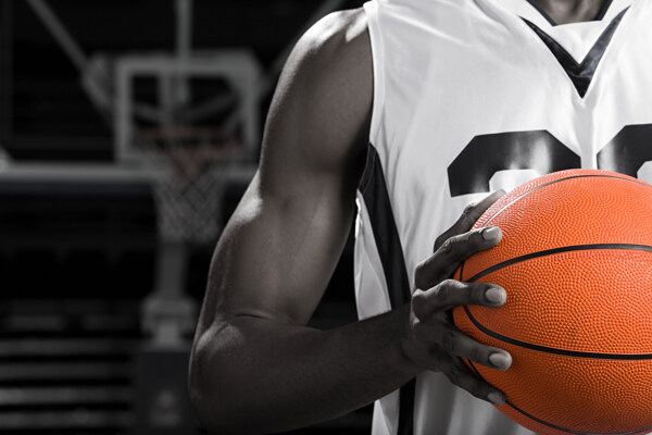 篮球运动员手里的篮球特写高清大图图片