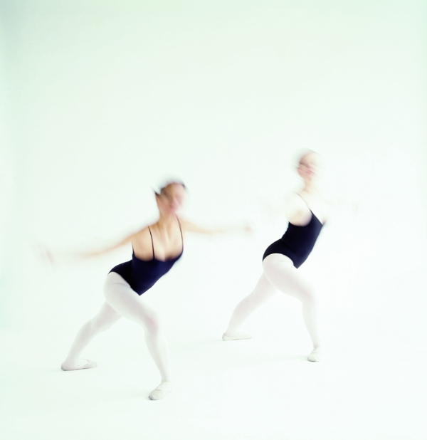 两人合作表演舞蹈的女性演员图片