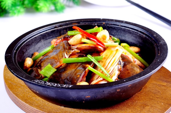 铁锅鱼头美食食品烹饪