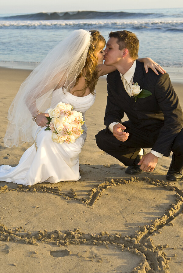 沙滩上的新婚夫妇图片