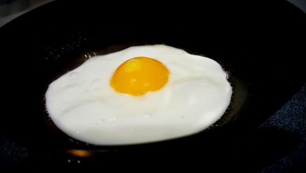 黑色平底鍋里漂亮的太陽(yáng)煎蛋