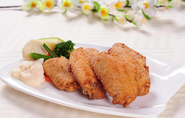 一盤金黃酥脆炸雞翅美味誘人