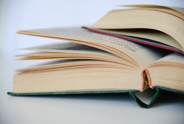 白色桌子上被翻開的書頁