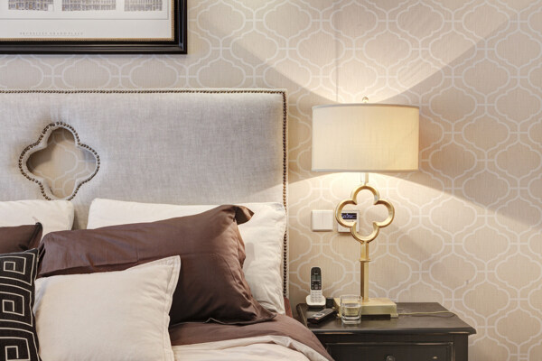 现代卧室浅色花纹背景墙室内装修效果图