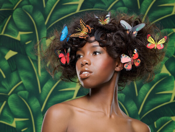 头上落满蝴蝶的黑人女孩图片