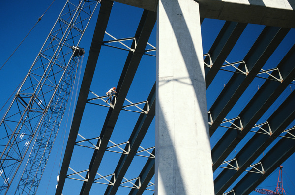 蓝天下的钢结构操作工人图片