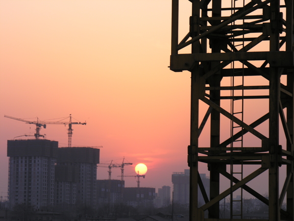 夕阳下的工地图片