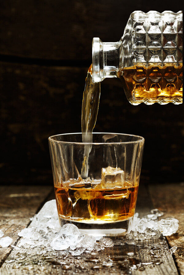 正在倒入杯中的威士忌图片