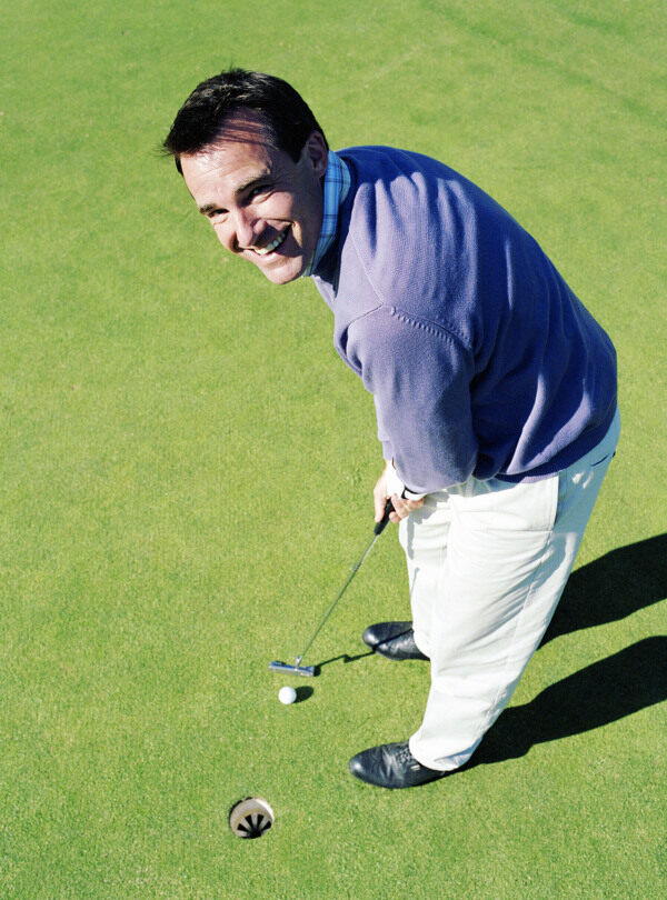 打高尔夫球的微笑男人图片