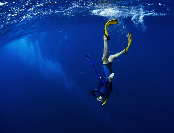 大海里的潜水员图片