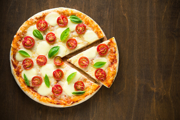 木板上的西红柿披萨图片