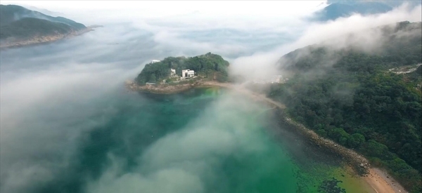 无人机拍摄雾岛