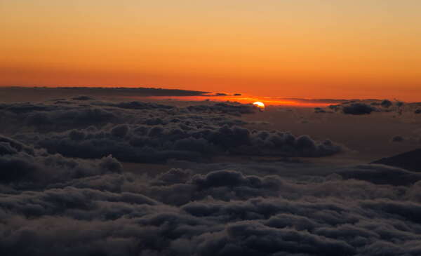 白色云风景摄影日落橙子图片