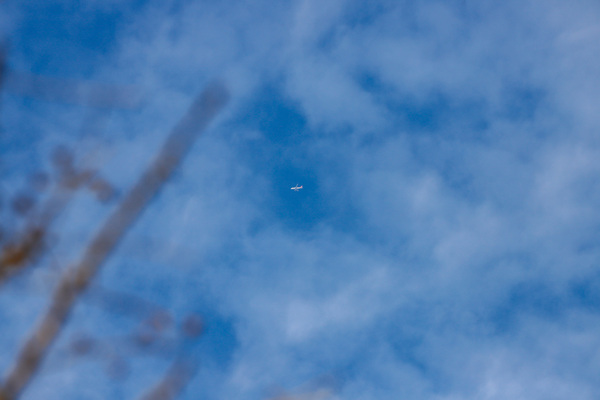 飞机白云间图片